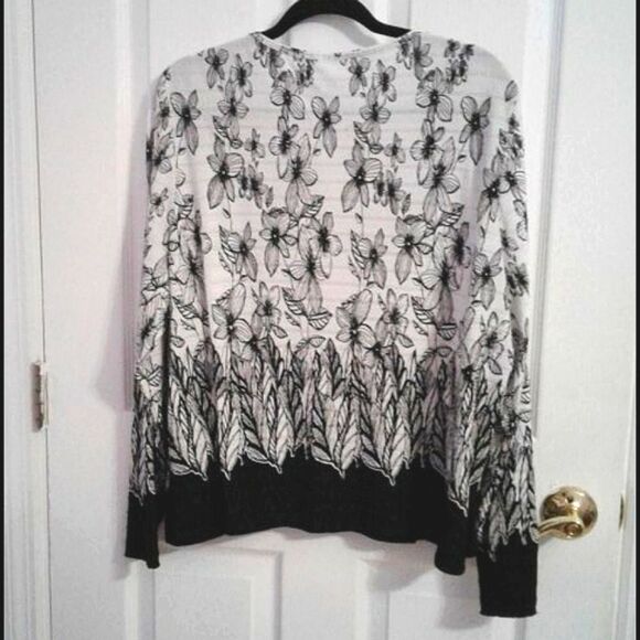 Alfred Dunner White & Black Floral Minimalist Modest Textured Stretchy Top XLP - Picture 5 of 6